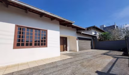 Casa residencial com 4 quartos  para alugar, 205.00 m2 por R$3600.00  - Comasa - Joinville/SC