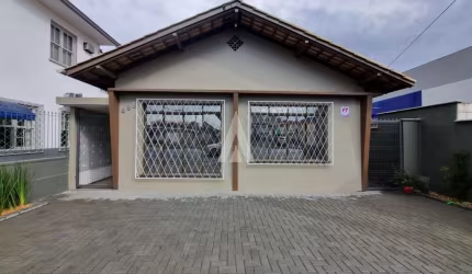 Casa comercial no Bucarein com estacionamento frontal, composta por 7 salas, banheiro social, lavabo, cozinha