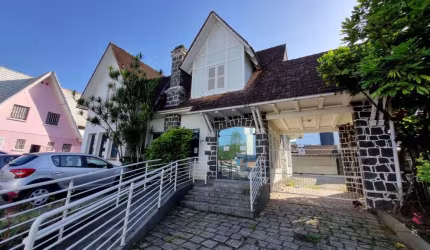 Casa comercial para alugar, 200.00 m2 por R$6600.00  - Centro - Joinville/SC