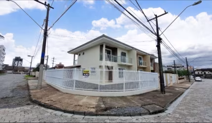 Geminado de esquina, com 3 quartos, sendo 1 suite, cozinha com armarios, sala de estar, 1 bwc social e 1 lavabo