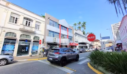 Sala para alugar, 32.47 m2 por R$650.00  - Centro - Joinville/SC