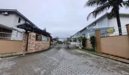 Casa residencial com 3 quartos  para alugar, 104.00 m2 por R$4500.00  - Bom Retiro - Joinville/SC