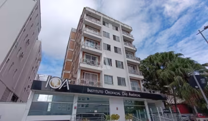 Apartamento no Centro amplo, com  1 dormitório, cozinha, sala de estar e jantar, área de serviço e banheiro social.