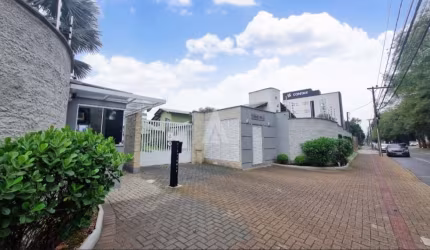 Casa em condomio fechado, com 4 quartos, 1 sendo suite com banheira, 2 bwc socias, cozinha, sala de estar / jantar