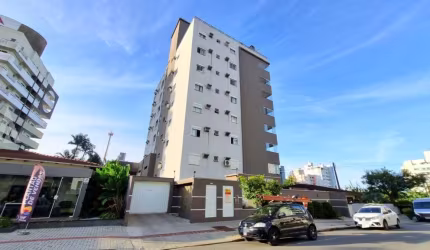 Apartamento com 2 dormitórios, 1 suíte, sala de estar e jantar, cozinha, área de serviço, banheiro social e área de serviço.