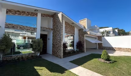 Casa com 4 suítes, piscina, área de festa, horta, 2 banheiros, bairro Glória.