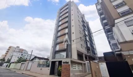 Apartamento com 02 dormitórios, sendo 01 suíte, sala de estar e jantar, cozinha com armários, sacada integrada com churrasqueira