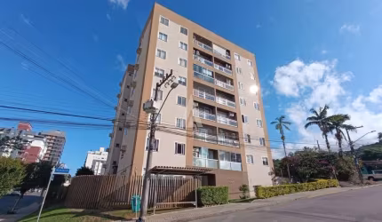 Apartamento com 2 dormitórios, 1 suíte, sala de estar e jantar, cozinha, sacada, 1 banheiro social e área de serviço.