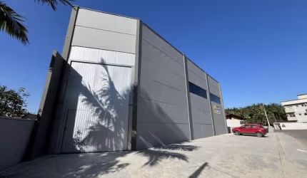 Galpão para alugar, 306.00 m2 por R$8900.00  - Vila Nova - Joinville/SC