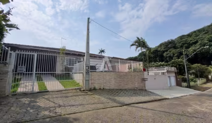 Um apartamento mobiliado de 01 quarto no américa.