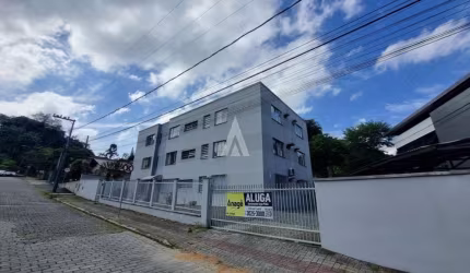 Apartamento com 2 quartos, 1 bwc social, cozinha com armários e área de serviço.