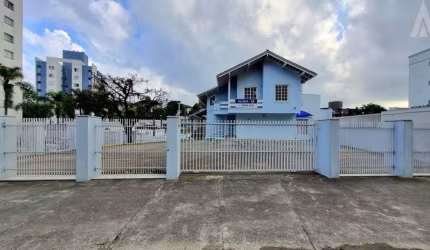 CASA COMERCIAL COM 9 SALAS LOCALIZADA NA RUA GUILHERME