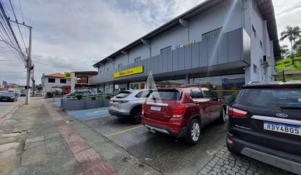 Sala comercial no piso superior, situada no bairro Floresta com 560m², pronta para uso, conta com 2 amplas salas, 5 lavabos
