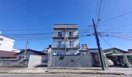 Apartamento com  02 dormitórios, sendo 01 com sacada, sala de estar e jantar, cozinha com armários, bwc social e área de serviço