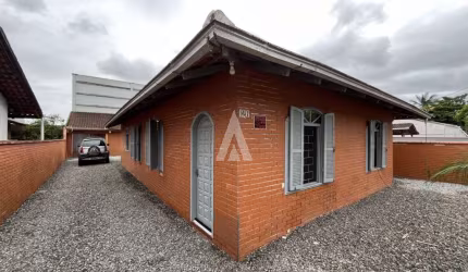 Casa residencial com 4 dormitórios no bairro Jardim Iririu.