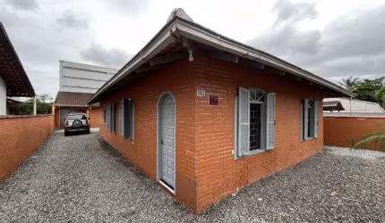 Casa residencial com 4 quartos  para alugar, 155.90 m2 por R$2300.00  - Iririu - Joinville/SC