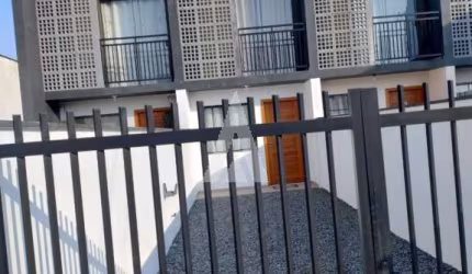 CASA SEMI-MOBILIADA, COM 2 DORMITÓRIOS, CHURRASQUEIRA E 2 VAGAS DE GARAGEM DESCOBERTA.