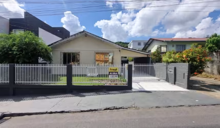 Casa residencial com 3 quartos  para alugar, 200.00 m2 por R$2800.00  - Saguacu - Joinville/SC