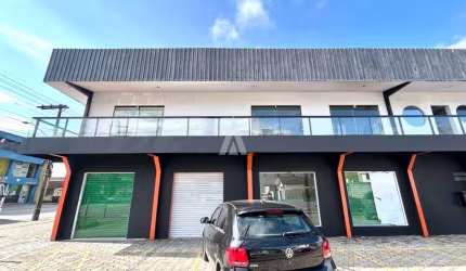 Sala comercial com 41,46m² com duas divisórias e lavabo, bairro Iririú.