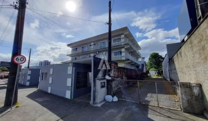 Apartamento com 2 quartos, 1 sendo suite, sala de estar / jantar, cozinha com armarios e área de serviço