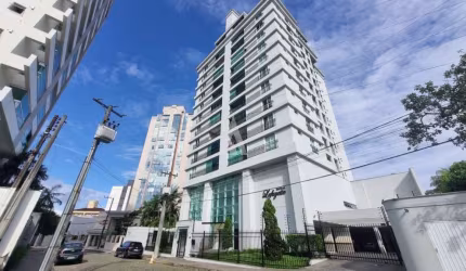 Apartamento composto por 03 suites, sala de estar e jantar, cozinha com armários, sacada com churrasqueria, lavabo, bwc social e