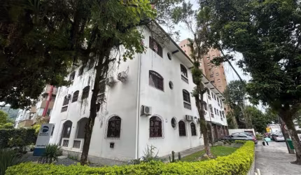 Apartamento com 2 quartos, cozinha com armários, banheiro social, no bairro América.