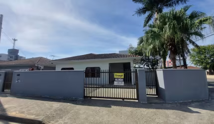 Casa residencial com 2 quartos  para alugar, 60.00 m2 por R$1750.00  - Aventureiro - Joinville/SC