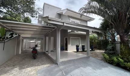 Casa residencial com 3 quartos  para alugar, 174.00 m2 por R$6200.00  - Pirabeiraba - Joinville/SC
