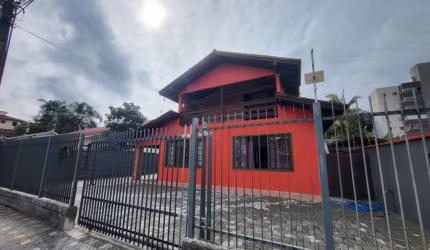 Casa residencial com 4 quartos  para alugar, 240.50 m2 por R$5300.00  - Bom Retiro - Joinville/SC