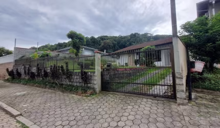 Casa residencial com 3 quartos  para alugar, 155.44 m2 por R$5500.00  - Gloria - Joinville/SC