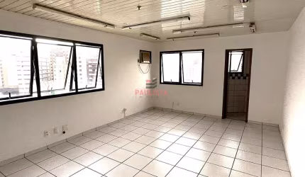Sala Comercial para locação com 2 banheiros e 2 vagas a 560 metros do Metrô Praça da Árvore.