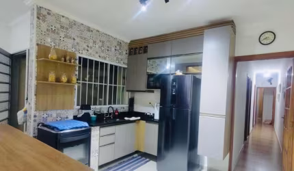 Ótima Casa Térrea com 3 Dormitórios, Suíte e Área de Lazer!