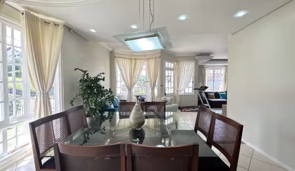 Linda casa à venda no bairro Gloria com 285,94 m² de área construída e terreno de 540m² por R$ 1280.000,00