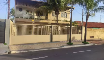 Casa com 3 dormitórios à venda, 306 m² por R$ 730.000,00 - Centro - Barretos/SP