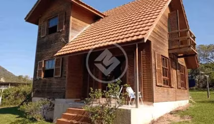 CJ/excelente terreno no santinho medindo  1414m², há 500 metros da praia, com escritura publica e viabilidade pra construção de 50% da Areá, existe um chalé de madeira rustico no terreno. codigo: 3182