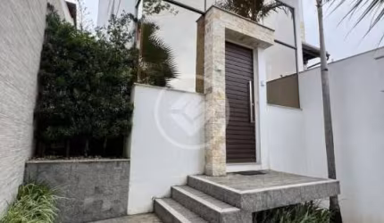 Casa triplex de alto padrao no bairro planejado Pedra Branca codigo: 57739