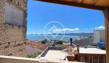Bela casa com vista mar possuindo 3 quartos e 2 banheiros no bairro Estreito/Florianópolis-SC codigo: 61166