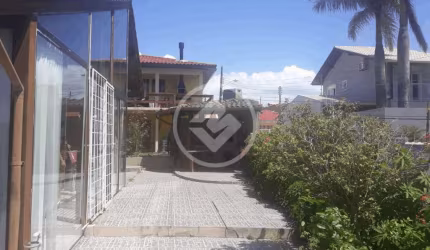 MD/casa super espaçosa de esquina nos ingleses, com 493 metros quadrados de área total, com 4 quartos sendo 2 suítes com closet, 3 vagas cobertas de garagem, com vista para o mar do santinho codigo: 6
