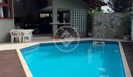 Ampla casa de 3 dormitórios, sendo 2 suítes, no Pantanal, próximo à UFSC. codigo: 77411
