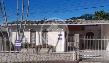 Casa à venda com com 03 dormitórios e Edícula na parte de trás no Bairro Forquilhinhas São José SC. codigo: 120286