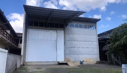 Galpão com 200m e espaço para manobra