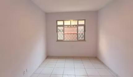 Apartamento reformado, térreo com 2 dorms, sem garagem no Embaré