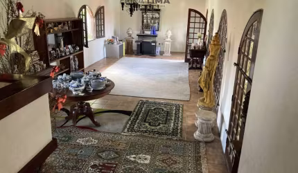 Casa à venda com 07 quartos sendo 03 suítes, super área de lazer com piscina e espaço para salão de jogos
