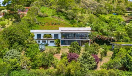 Casa com 5 quartos em condomínio em Itaipava, Petrópolis.