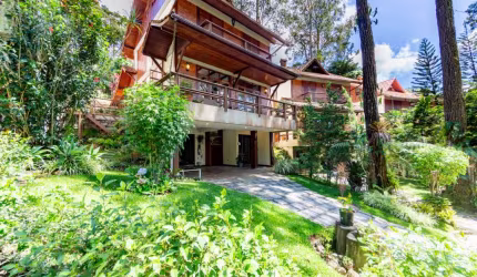 Casa espaçosa e confortável em condomínio com lazer completo