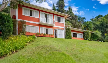 Casa  com 6 quartos em Corrêas, Petrópolis.