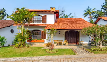 Casa com 3 quartos, em condomínio, próximo ao Centro