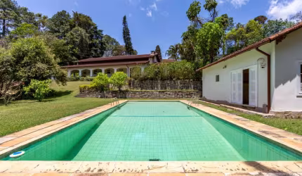 Casa linear com 4 quartos, terreno plano em Quebra Frascos