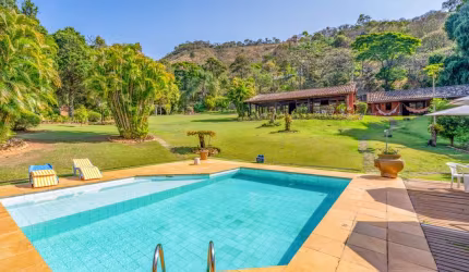 Casa linear com 6 quartos, riacho privativo, no Vale da Boa Esperança.