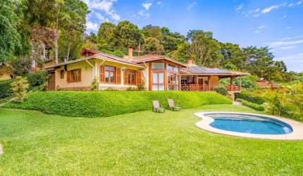 Exclusividade e Conforto em Itaipava: Casa de Alto Padrão com Lazer Completo e Sustentabilidade